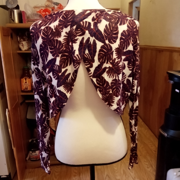 Divided crop sweater - Picture 2 of 3